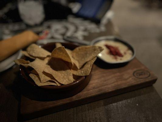 Chips and queso con chorizo