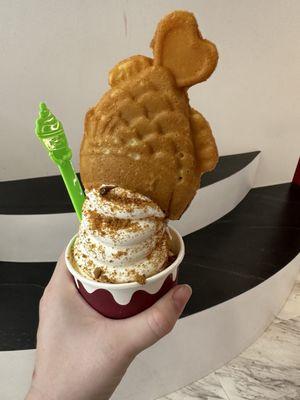 Vanilla taiyaki with cookie crumbs