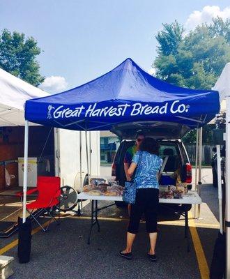 Come here for their bread, they only here on Wednesday. 08/02/2017