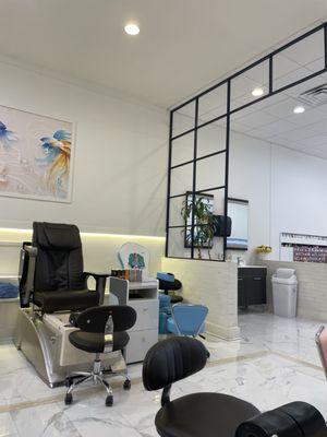 Relaxing atmosphere with calming music and a water feature. Plenty of pedicure chairs and staff. Alec did a great message.