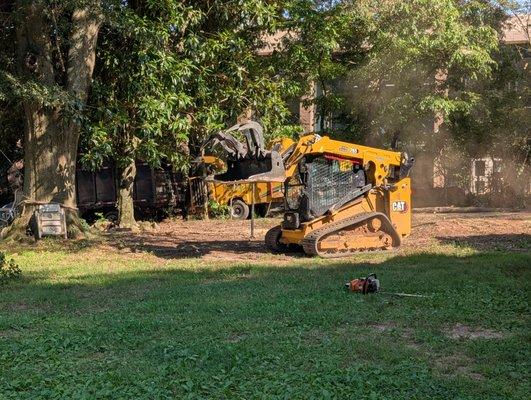 Powerful grapple with Cat skid steer.