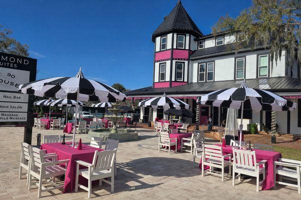 1890 Tea House. Bright, Open Courtyard Patio!