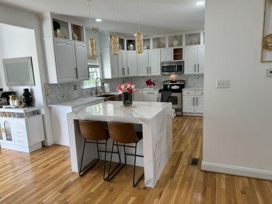 Quartz countertops with Calacatta Macchia