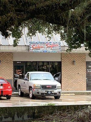 Salon Safari parking