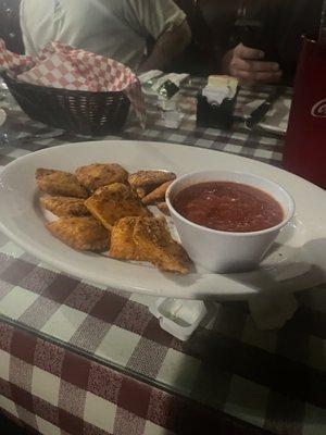 Fried raviolis with marinara on the side