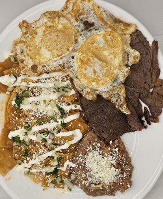 Chilaquiles, bistec opcional.