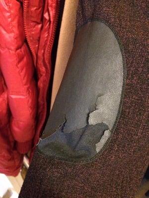 Burnt elbow protector. Delivered to me With the burnt fur without refund for my destroyed jacket and suede coat