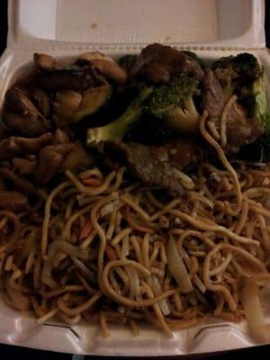 Chow mein noodles w/ chicken & mushrooms and beef & broccoli