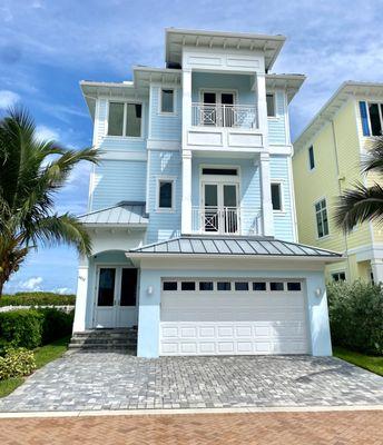 Enjoy luxury oceanfront living at S Hutchison Island
4/5.5 SqFt-Total:5,862
or text Alejandra (561)512-2219