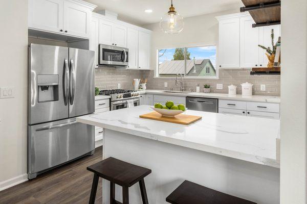 Larissa Sweeney - Lake Real Estate