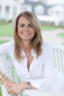 Experienced Full Time Agent, ranked among the top 1% professionals nationwide with unparalleled service to each client.