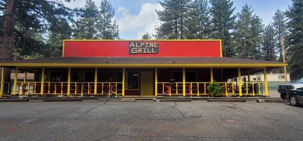 great burgers and fries! awesome atmosphere and enjoyable people!!!