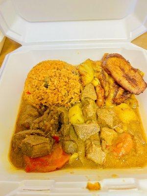Beef stew with arroz con gandules and sweet plantains
