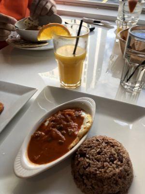 Huevos rancheros, gallo pinto, queso & jugo natural & fresco