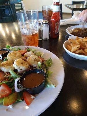 Berry salad with shrimp and vinegar sauce