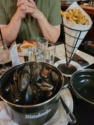 Mussels & frites with friends
