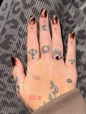 Acrylic nail set featuring the cats eye brown