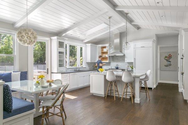 Light and bright kitchen with banquette