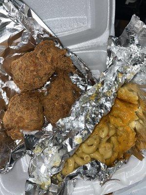 Chicken wings and mac & cheese