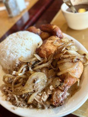 Combinacion de Pollo y Puerco - chicken and pork combo. My beans are the small bowl behind it.