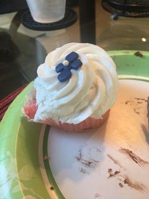 This cupcake was completely horrible. It's tasted like perfume. & Very artificial.