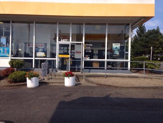 The best gas station restroom I've been in 20 years. Great staff, mechanics busy, smiles abound.