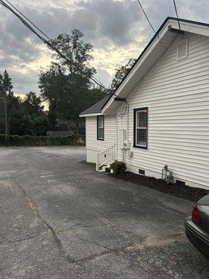 The side and rear parking lot are so convenient!