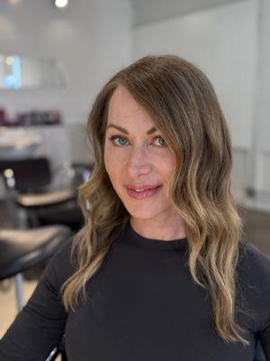 Signature De Facto blonde balayage with soft face-framing waves. Natural dimension meets editorial elegance.