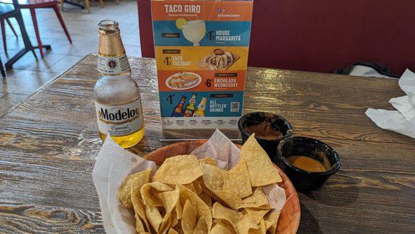 Gratis warm chips, excellent salsa warm orange and traditional $1.99 Beer bottles Thursdays