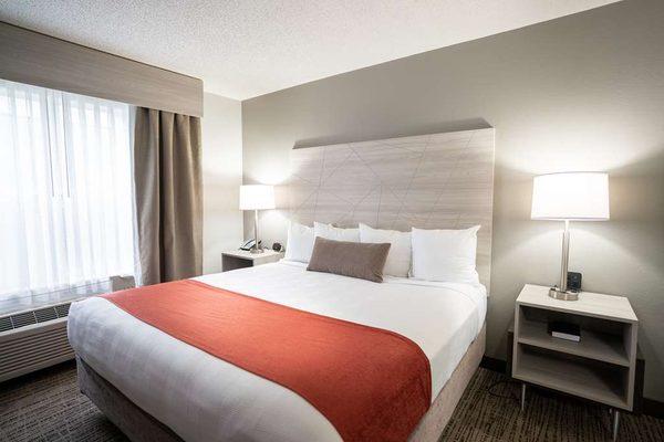 SUITE-1 KING BED,NSMK,SEP BEDRM,PILLOWTOP,MICRFG,SOFABED,FULL BREAKFAST