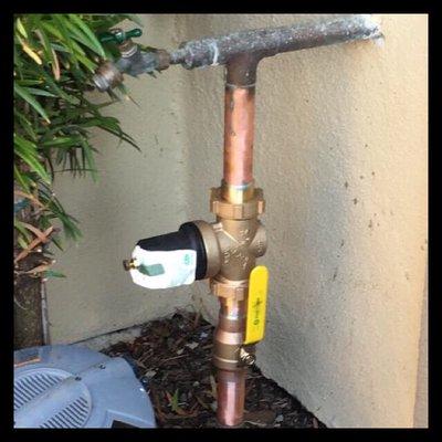 Pressure reducing valve and main water shutoff installation
