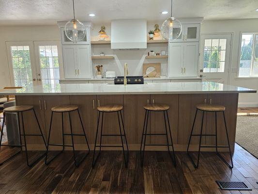 modern luxury kitchen combines functionality and style, enhancing both the culinary and social experience.