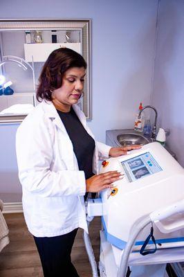 We introduce our non-invasive skin tightening treatment, designed to rejuvenate your appearance without surgery