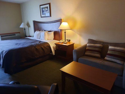 Clarion Inn & Suites At The Outlets Of Lake George