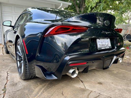 Black sports cars look more awesome when detailed like this