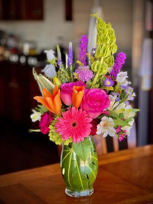 Stunning! Note the large leaves in the vase too!