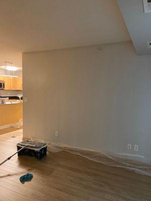 Pared que se está pintando con rolo