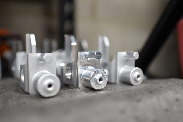 Vapor Honing: freshly machined parts before and after