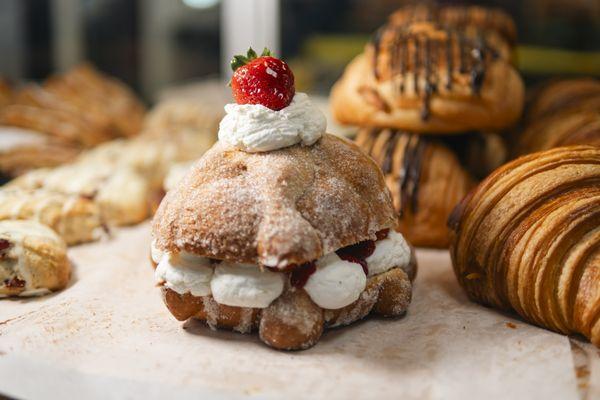 Pan de muerto, strawberry and cream