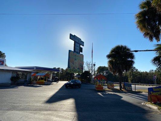 13 foot gator ? What a sign