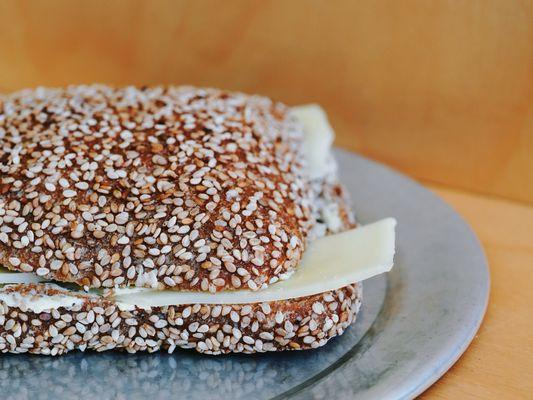 SESAME BUN w/ BUTTER & TOMA