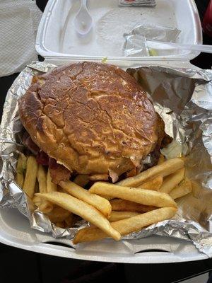 Massive Pumbah Burger