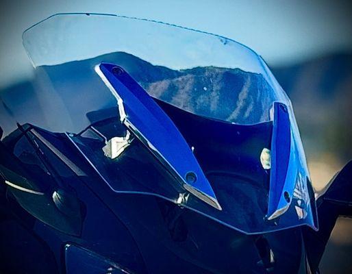 Motorcycle wind shield cost off of bike