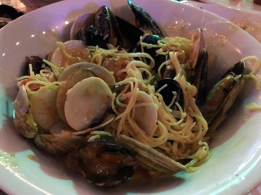 Clams and mussels with linguine. Yummy!!!