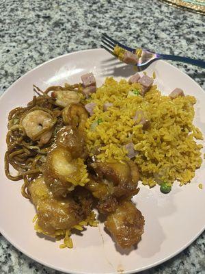 Ham fried rice, honey chicken, lo mein and and a lil bit of monoxide w spicey mayo which is homemade, delish!!!