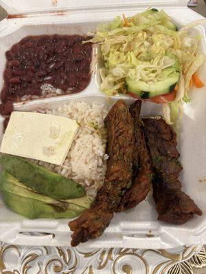 casi que no me hechan carne , tres pedazos muy pequeños para ser un almuerzo trae más arroz y frijoles