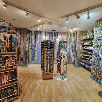 Yes, that whole wall is magnets!