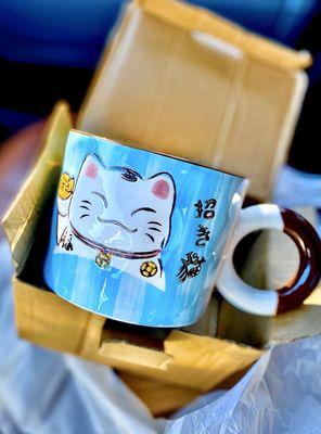 Love Asian dishes! Love kitties! Hello kitty Lucky kitty happy kitty all kitties! Cups R hand painted & so adorable had to get more OuiOui.