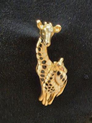 A golden giraffe pin.
