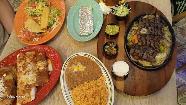 Plato Pedro's(l) &fajitas steak combo